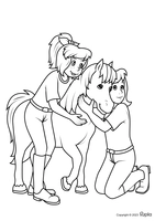 Bibi und Tina umarmen ein Pferd